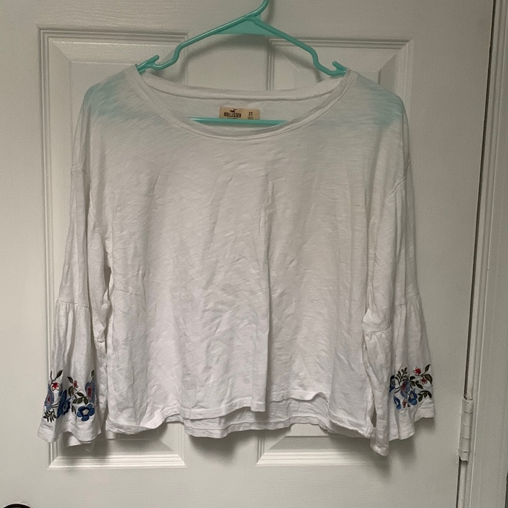 Hollister Women’s White Embroidered Flower Crop Top